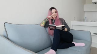 紧身牛仔裤和射液的性交女孩为猫