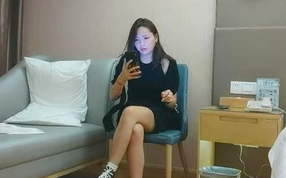 深夜场黑裙小少妇情趣装黑丝袜扭动屁股翘起大屁股舔屌正入抽插打桩猛操(2)