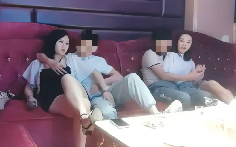 专攻KTV小姐姐沙发上翘起屁股后入撞击抬起双腿猛操晃动大奶子