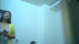 “进来吧！” 炮房直接插三指进逼逼~搞得妹子呻吟不断~