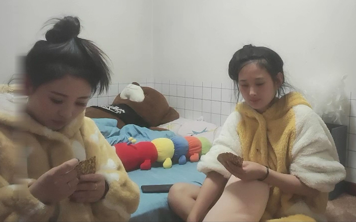 清纯00后小姐姐居家环境卧室美腿苗条被干一炮