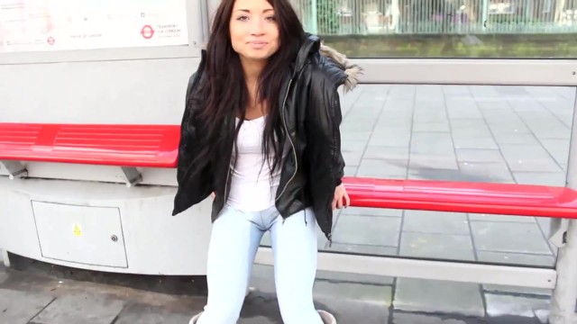 黑发美女Gia Whitechapel在户外撒尿