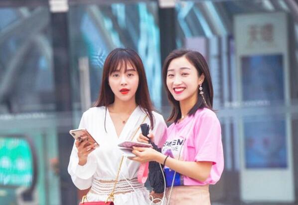 大神双飞调教两极品身材姐妹花两女互玩羡众狼友大神再轮番操女神