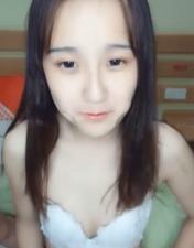 清纯校花酒店开房实录，男友狂插嫩穴淫水流满床