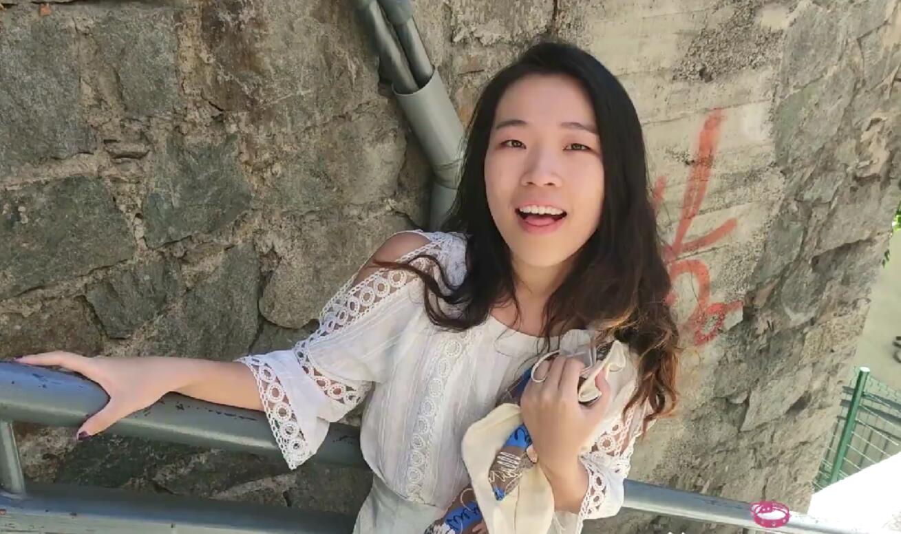 屄毛旺盛的华裔留学生在户外尝试我们的新玩具遥控跳蛋让她在街上高潮