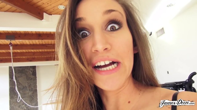 色情女孩在分享私密故事的同时像肉一样被敲打-R