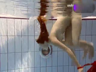 红衣少妇全裸泳池内嬉戏