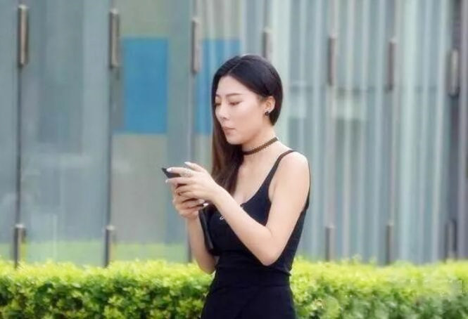 Avove无毛肥逼骚女啪啪晚上场包臀裙肉丝翘起屁股特写舔逼后人抽插跳蛋塞入自慰