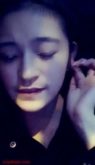 -ziwei-长的清纯可爱新疆小美女主播与土豪大叔伪老公车震直播高潮喷了好多水大叔还说要搞她妹对白精彩