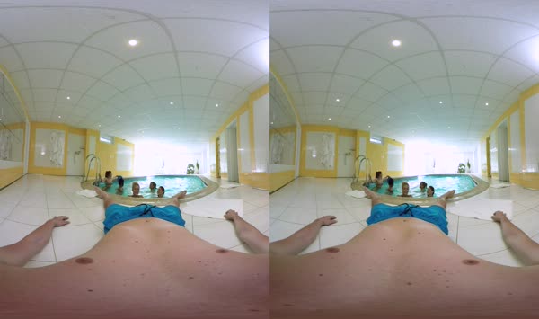 五个女孩在桑拿浴室