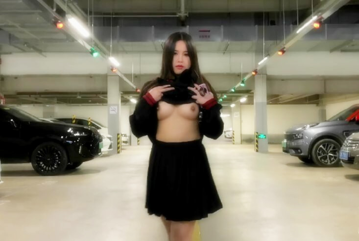 摄影很有肉感的模特妹子鱼鱼内裤里塞个遥控跳弹到宜家极限露出自慰