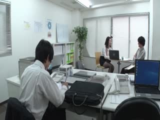 看到女上司露出裤袜勃起 无法压抑的老二都硬梆梆了 唯乃光~桃井杏南~吉泽光