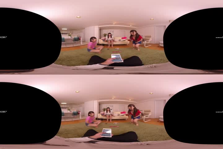 R1VR长尺 妹が酔っ払った巨乳の友达を连れて仆の家で女子会の2次会を始めた。パンチラ见放题の中、エッチなゲームが始まり仆も巻き込まれて妹の友人たちとSEX！妹ともノリでヤッちゃう乱痴気パーティー！