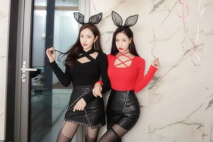 最爱情趣制服诱惑黑丝高端颜值外围女双飞激情各种抽插爆草完事再约颜值御姐