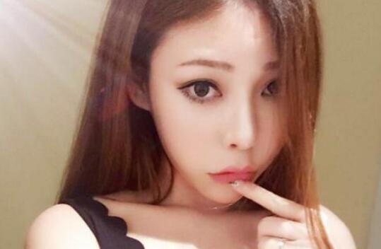 34F杯罩谭晓彤17直播打LOL喷鼻血大尺度诱惑