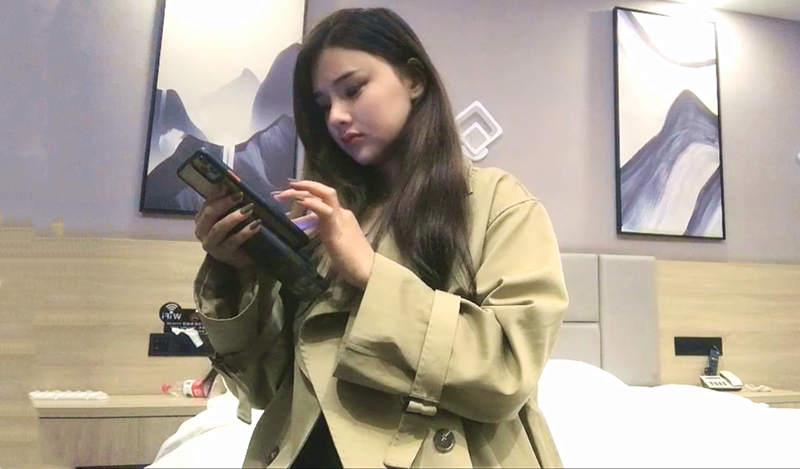 约了个网红脸丰满小妞肉感十足啪起来超爽