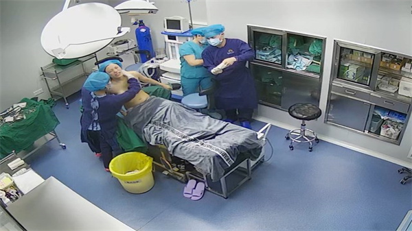 【内部偷拍】巨乳美女注射丰胸全程实录，忍痛呻吟也要变大奶！