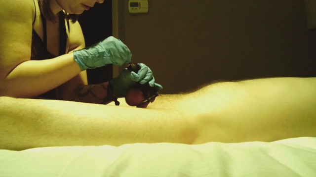 这名男子脱光衣服，绑在身上，让迪克被尿道发声的玩具搞得屁滚尿流