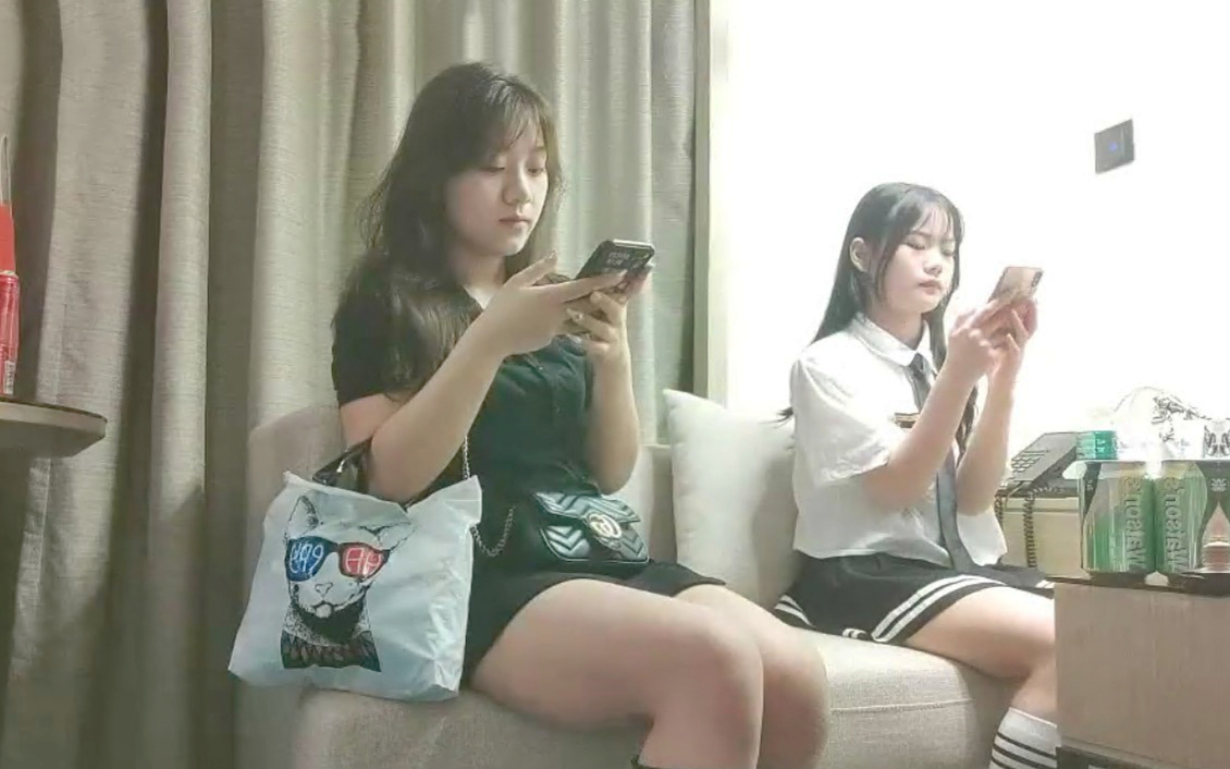 今晚约两嫩妹子玩双飞脱掉裤子边口边摸上位骑乘抬腿侧入抽插猛操