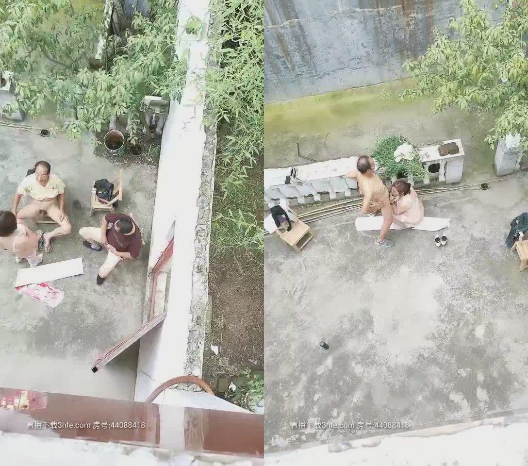 〖熟女也疯狂〗无意中偷拍到的3P奇景 哥俩老当益壮轮操肤白貌美兼职骚妇 跪舔老鸟 站炮后入 叫的还挺浪 上帝视角俯拍