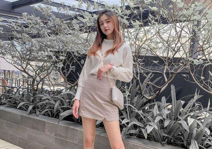 尾随搭讪极品身材长腿嫩模极品蜂腰约炮酒店落地窗前后入冲刺啪啪猛操穴放肆浪叫干到高潮