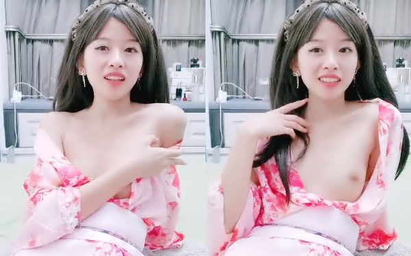 美女米拉自慰大秀无毛肥逼