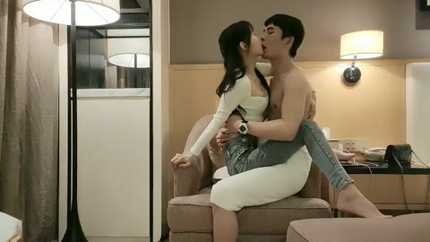 19岁清纯嫩妹激情互摸调情，跪地深喉口交侍奉，骑乘上位疯狂抽插，高潮狂喊爸爸，激烈到音画不同步！