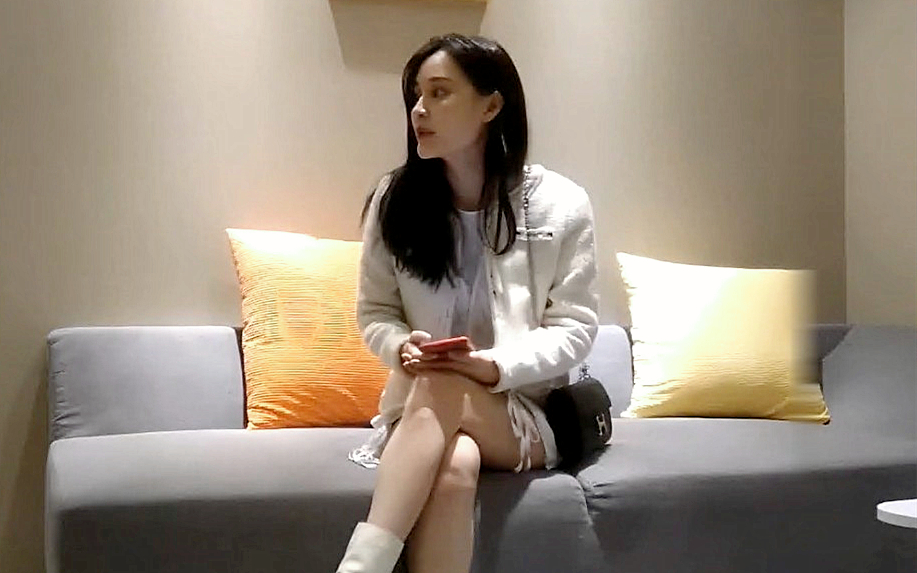 文静美腿漂亮小姐姐胸有点平拔下内裤揉穴