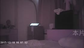 黑丝丰满少妇在家偷情