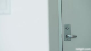 蒙上眼后变成痴女的人妻