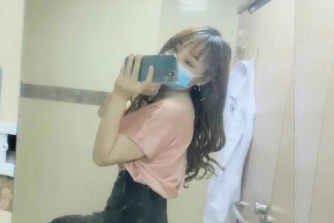 骚女医生带跳蛋厕所自慰诱惑慢慢脱光坐在马桶上跳蛋塞入震动近距离特写微毛逼逼非常诱人