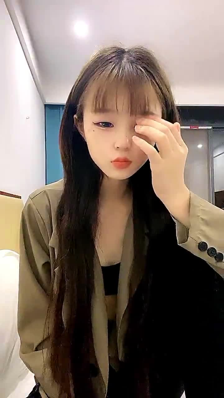 青涩超嫩19萝莉嫩妹被炮友狂操，慢慢脱光光小小奶子，舔屌口交活很生疏，骑乘抽插特写扛起双腿猛操