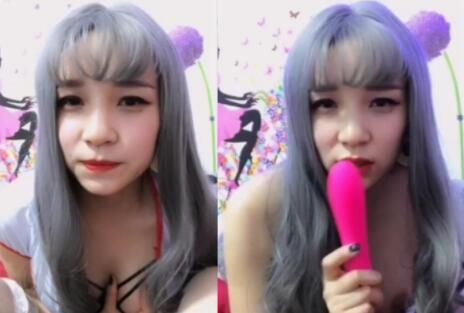 颜值不错骚气灰色假发新人妹子情趣装白丝 沙发上玻璃黄瓜按摩器自慰大秀 呻吟诱惑喜欢不要错过