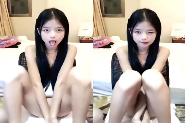 长发超萌超可爱的妹子岔开腿极品一线天白虎馒头贴心男友上演舔逼射在肚子上