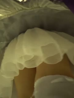 褶皱裙一浪一浪裙底若隐若现