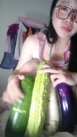 STP26318 极品小骚妞露脸玩就玩刺激的，全是又大又粗的蔬菜给骚穴吃，萝卜苦瓜听狼友指挥坐插骚穴，看表情都快哭了骚STP26318