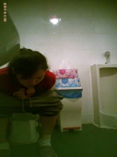 zipai#牛人潜入健身俱乐部女厕偷放针孔摄像头偷拍来跳健美操的少妇有几个身材还可以