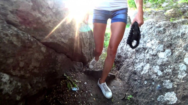 白衬衫无胸罩牛仔裤短裤河边散步