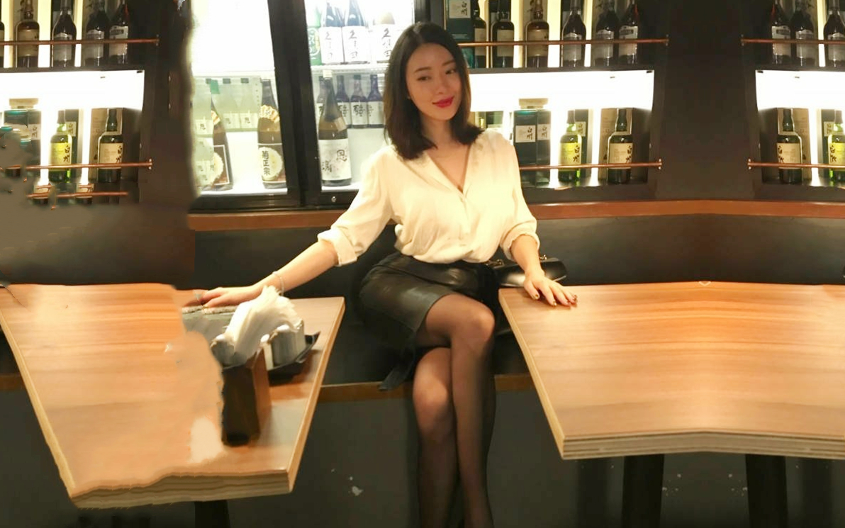 露出挑战黑丝女神宾馆开门被操丰臀细腰