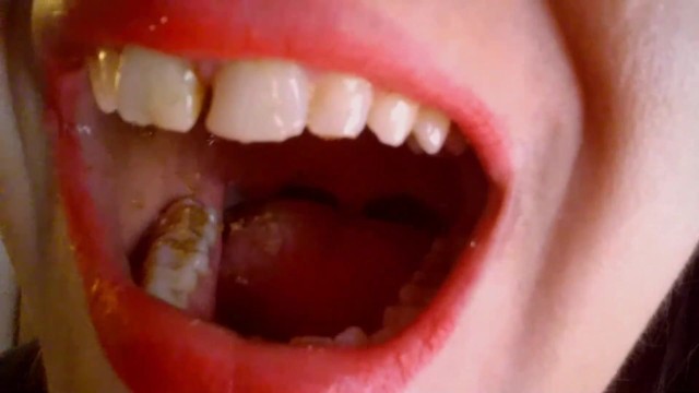 我像一只小昆虫一样把你嚼得干干净净我像这样把你的骨头碾碎！