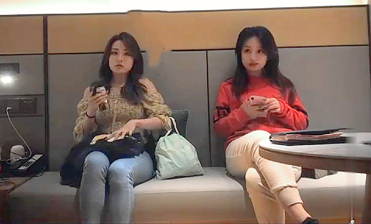 约了个两个妹子留一个啪啪抬腿侧入呻吟连连