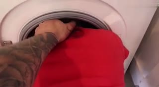 妹妹卡在洗衣机里出不来等待哥哥的帮助，哥哥却直接后入了