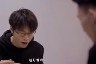 【国产剧情AV佳作】儿子带女朋友回家不料女朋友勾引父亲做爱