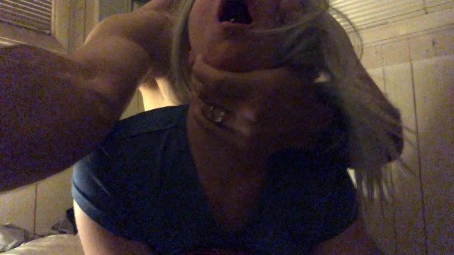 疼！它太深了！小兔子在新年里被噎住了