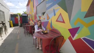 “钱使吉尔卡西迪吞下去暨