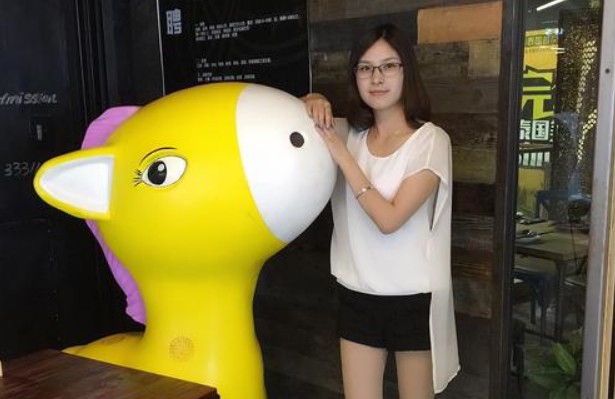 精神小伙不一般偷窥干妈洗澡换衣服丝袜骚妈在做饭被按在床边撕烂丝袜直接后入爆草玩她奶子让她吃鸡巴