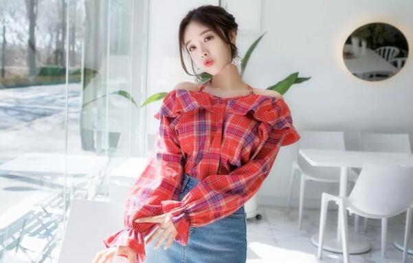 水汪汪的眼睛小美女火辣身材穿上黑丝诱惑这臀是真的美呀