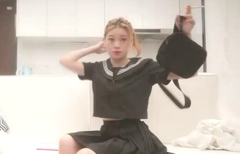 千人斩探花深夜场JK装黄发妹子一起洗澡镜头前高难度倒立口交摸逼站立后人猛操呻吟娇喘