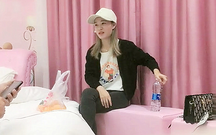 打桩机极品猎艳约了个白色鸭舌帽妹子啪啪上位骑乘后入抽插