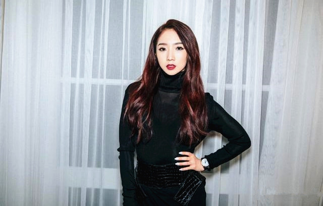 逼毛旺盛可以扎个小辫的良家少妇美女趁老公不在和情人家中啪啪